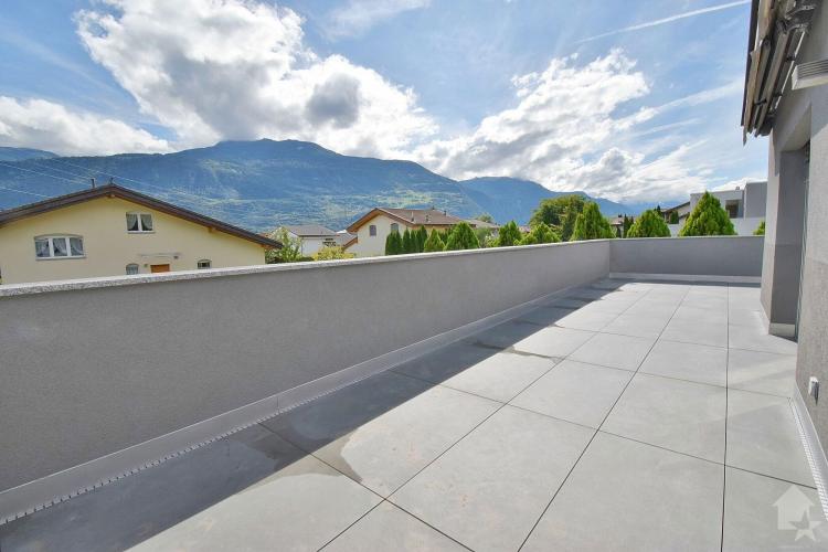 Attique de 4.5 pièces avec une grande terrasse et 3 places de parcs