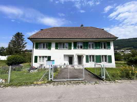 Großes Gebäude mit 2 Wohnungen mit 5,5 Zimmern