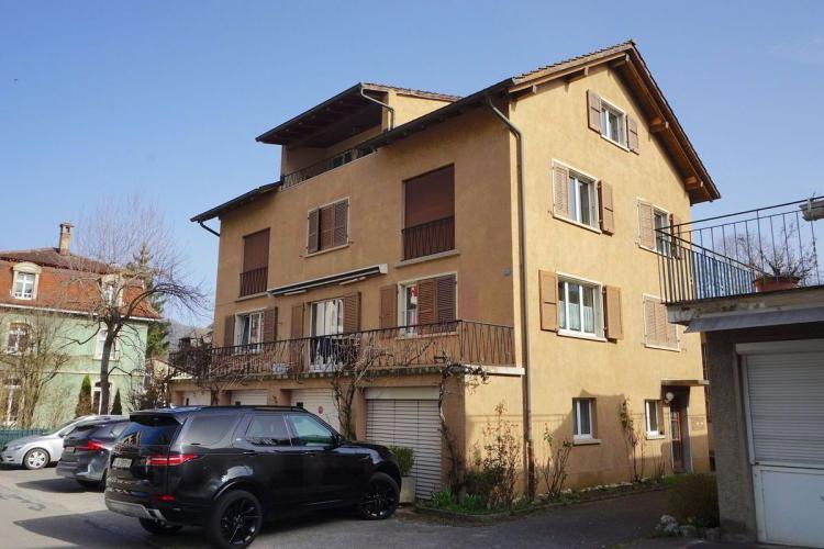 ARI-253 – Immeuble avec 3 appartements, 3 garages et 2 places de parking à proximité de la gare CFF