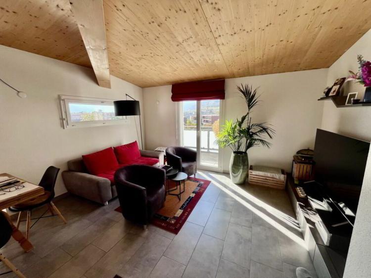 Lumineux appartement de 3.5 pièces en attique à Fully
