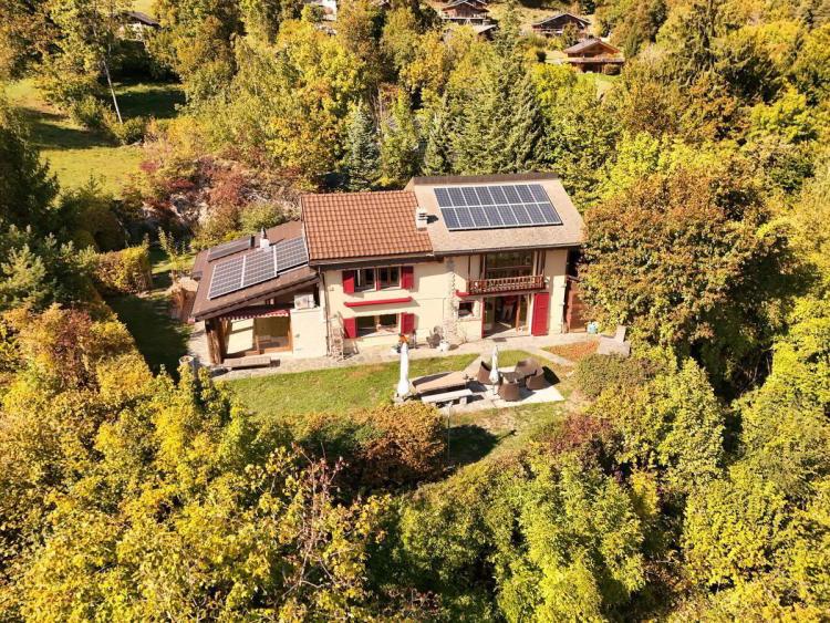 Là où le silence rencontre la vue : propriété unique sur les hauts de Chamoson