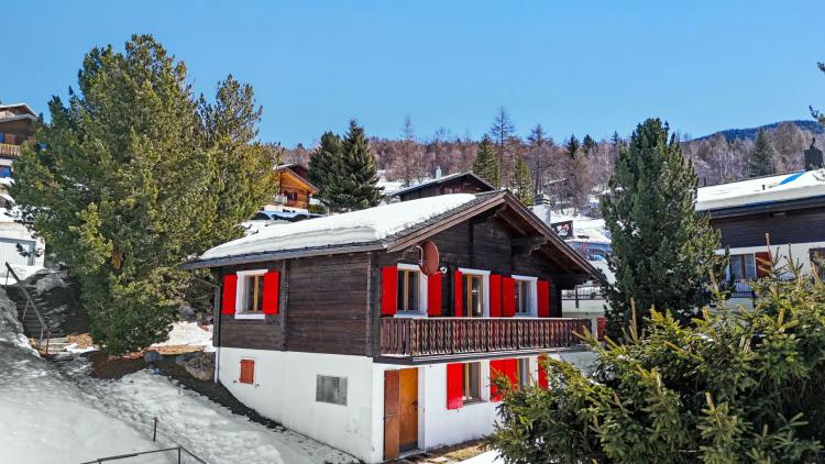 Preiswertes gepflegtes 4.5-Zimmer Chalet direkt an der Skipiste