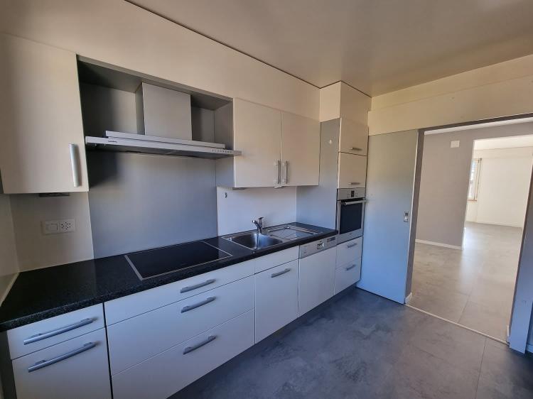 Geräumige 4.5-Zimmer-Wohnung mit Balkon in Couvet