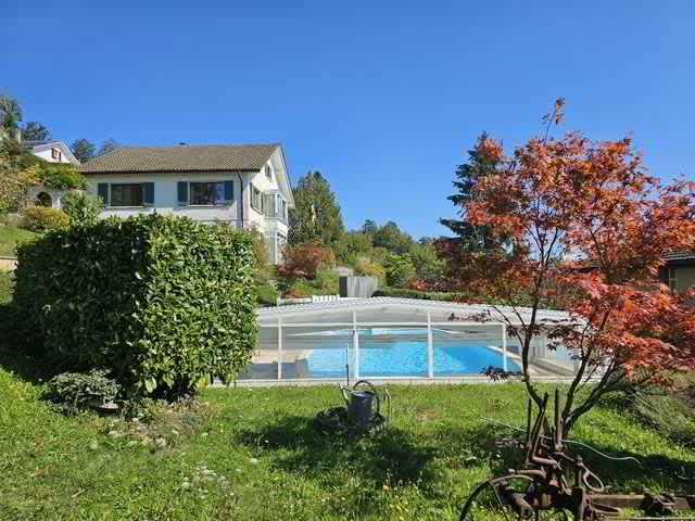 Verkauf, zum höchsten Gebot, eines Familienhauses mit großer überdachter Poolanlage!