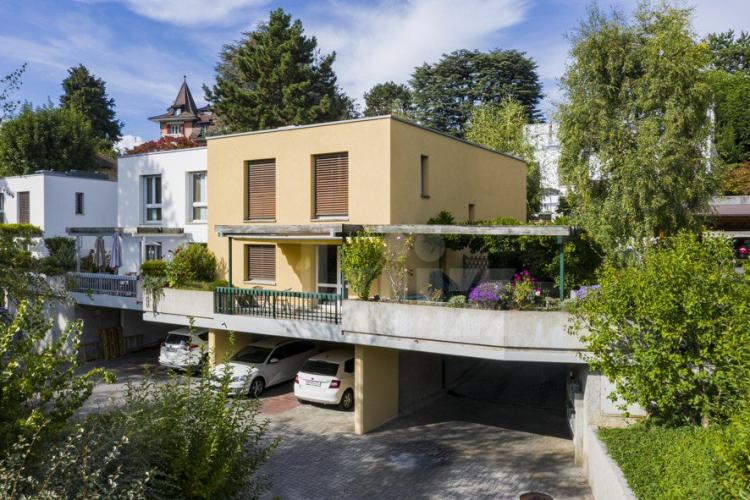 Vendu! Charmante villa mitoyenne avec terrasses et jardin
