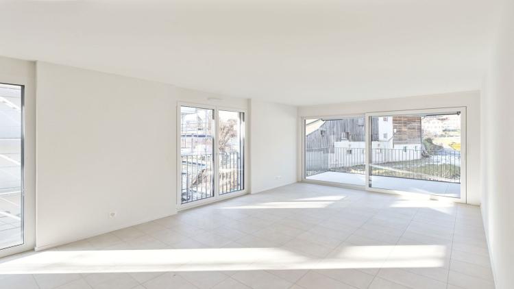 Grand 3.5 neuf traversant, avec grand séjour et balcon couvert