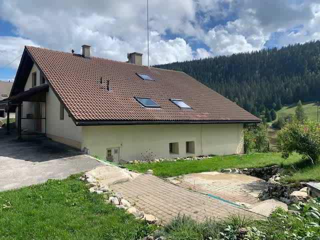 2126 Les Verrières/NE Prachtvolle renovierte Farm mit 3 Apartments