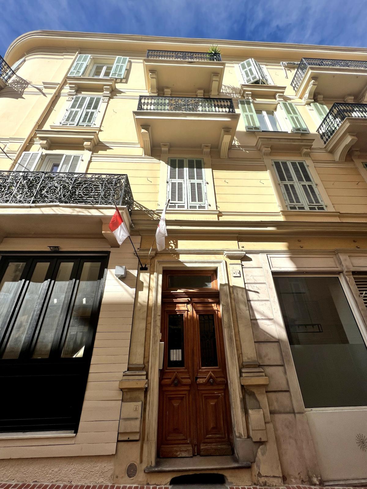 SOUS OFFRE ACCEPTÉE- MONTE CARLO - IMMEUBLE BOURGEOIS SOUS LOI - 4  PIECES