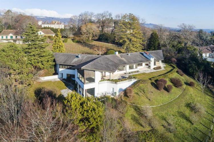 House for sale in Dully, CH