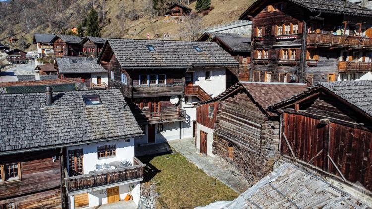 Chalet comprenant deux duplex indépendants - Opportunité de rendement