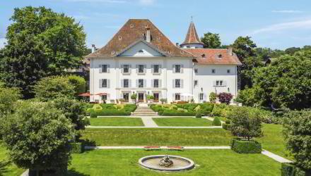 Majestueux château avec vue panoramique sur le lac, proche de Nyon