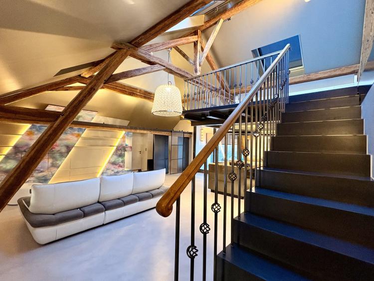 Appartement en duplex situé en attique à louer !