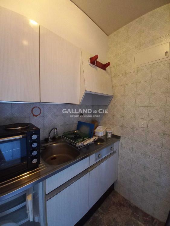 Studio meublé au rez supérieur.