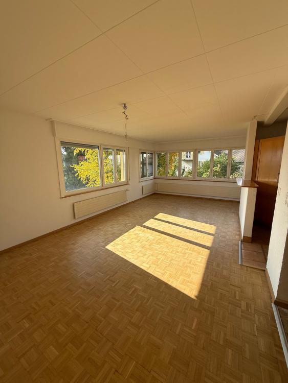 Geräumige 5.5-Zimmer-Wohnung in Corcelles mit Balkon und Garten