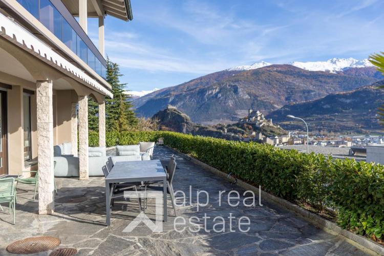 Villa d’architecte avec vue panoramique sur les châteaux