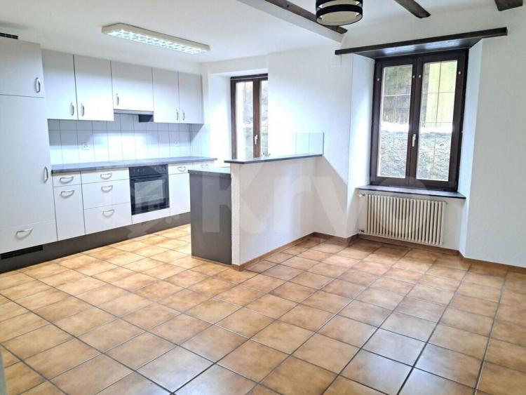 Appartement 4 pièces de 100 m2 situé au 2ème étage sans ascenseur