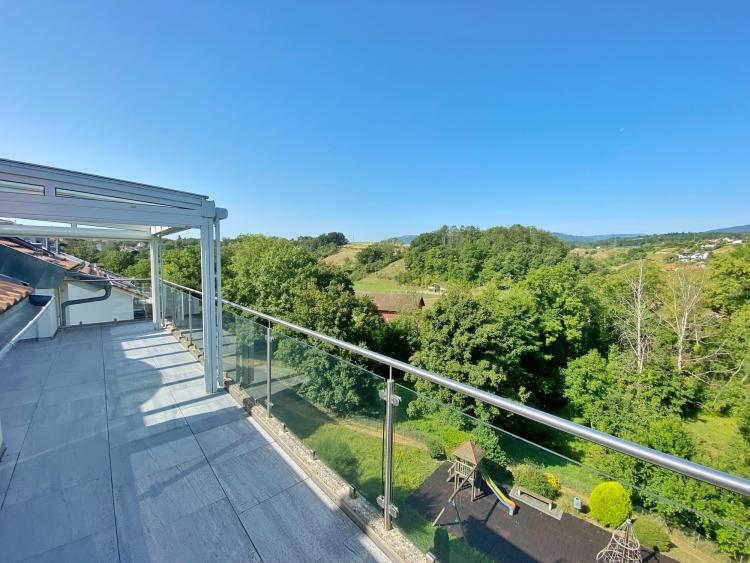 SUPERBE ATTIQUE AVEC TERRASSE
