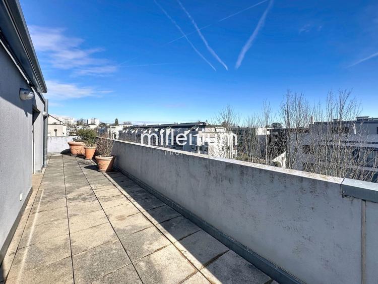 Appartement en attique traversant sans vis à vis avec terrasse