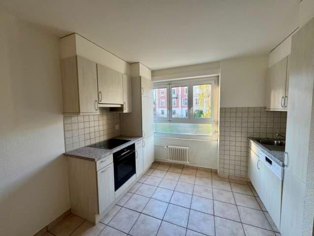 Spacieux avec vue dégagée sur la ville ! Appartement de 2.5 pièces
