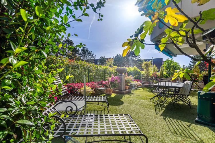 Pully : Superbe appartement offrant une terrasse intimiste pour des moments de détente inoubliables.