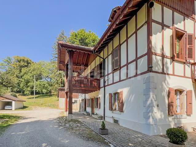 Bursins, maison ancienne de 8 pièces sur env. 254 m2 habitables