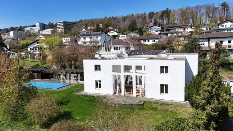 Située à Porrentruy villa d'architecte de 9 pièces