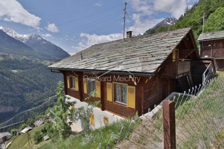 Maison d'habitation spacieuse avec beaucoup de terrain et une vue imprenable