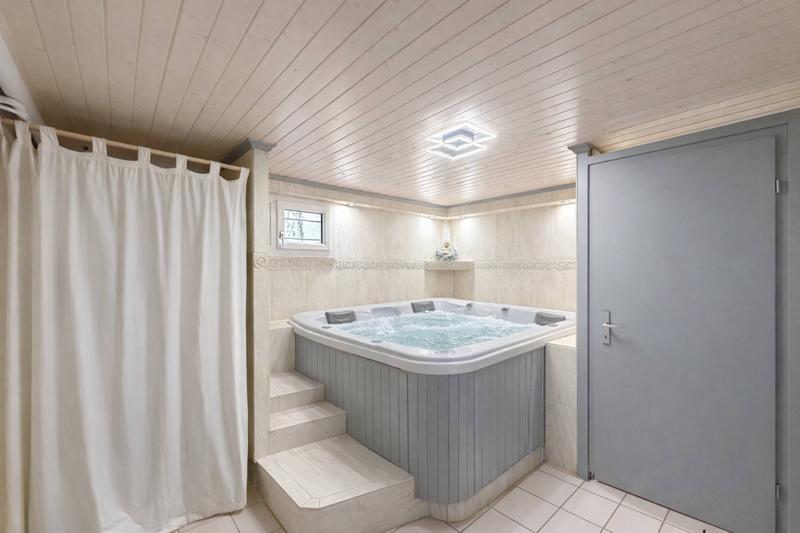 Élégante villa familiale avec piscine intérieure, sauna et hammam