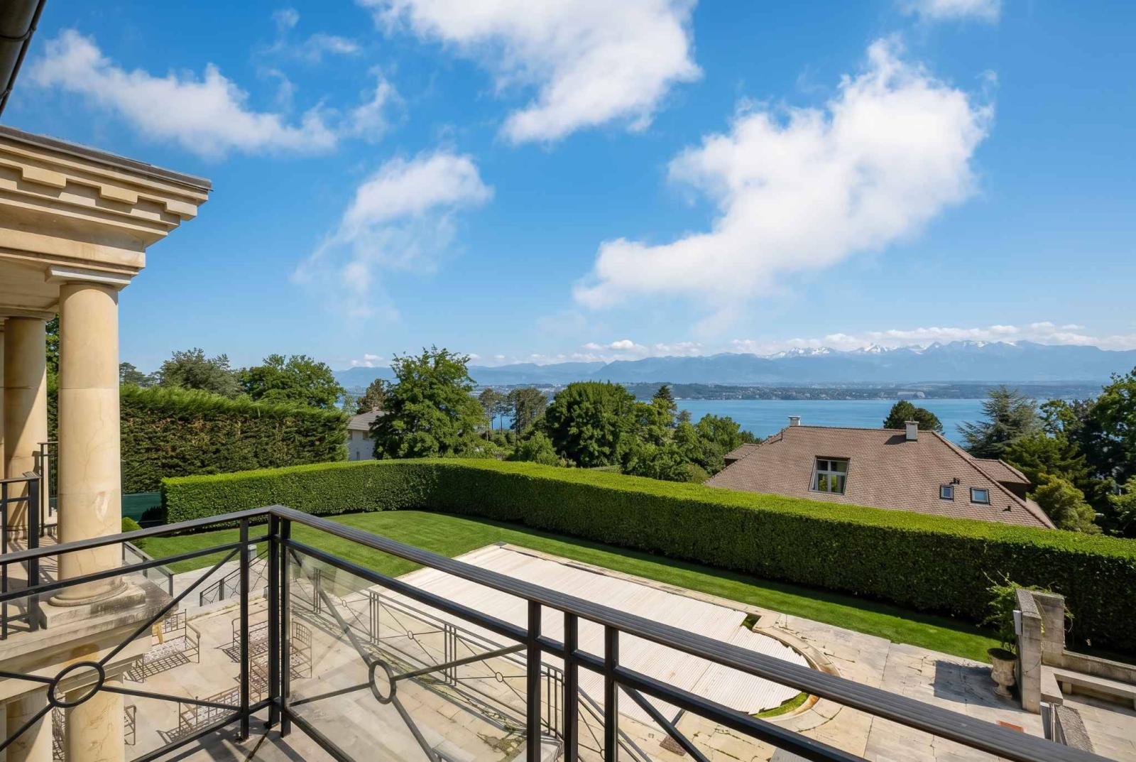 Vaste maison de maître divisée en 2 logements avec vue lac