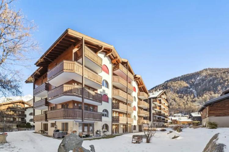 Elegante 4,5-Zimmer-Luxuswohnung in Zermatt mit Kamin und Bergblick, ideal für alpine Eleganz und Ruhe.