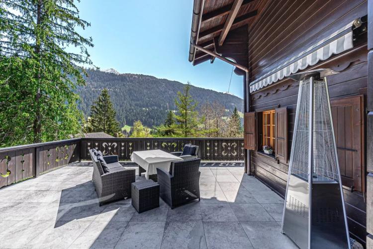 Magnifique chalet niché dans un oasis de verdure avec vue sur les montagnes