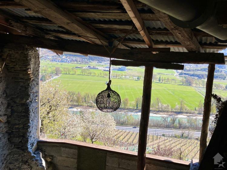 Pied-à-terre dans maison de village, terrasse couverte et carnotzet
