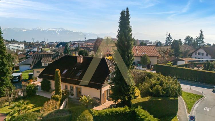 Une agréable maison entourée de verdure