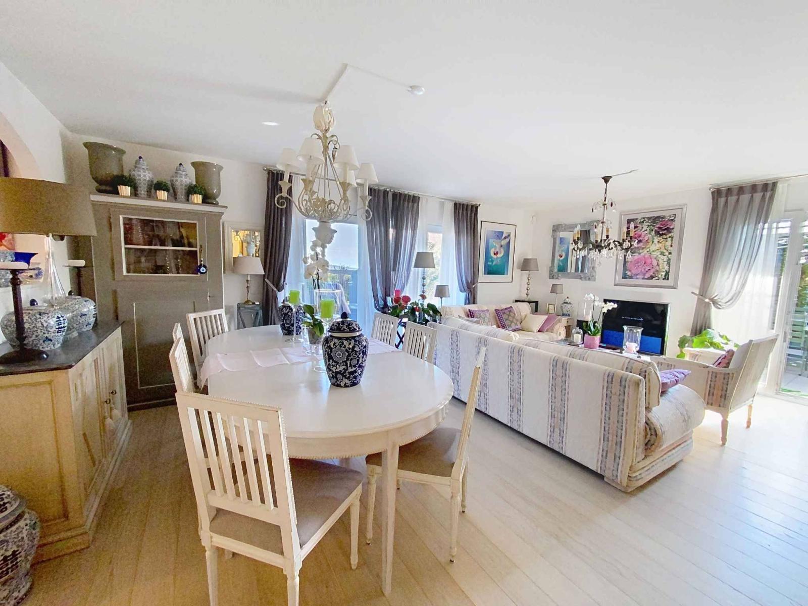 SUPERBE APPARTEMENT AVEC GRAND JARDIN, TERRASSE ET VUE SUR LE LAC ET LES ALPES