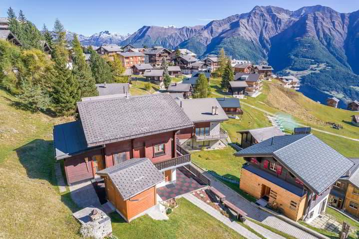 Authentisches Schweizer Blockbau-Chalet mit freier Aussicht und zwei...