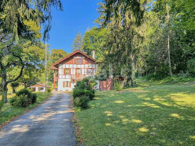Bursins, maison ancienne de 8 pièces sur env. 254 m2 habitables