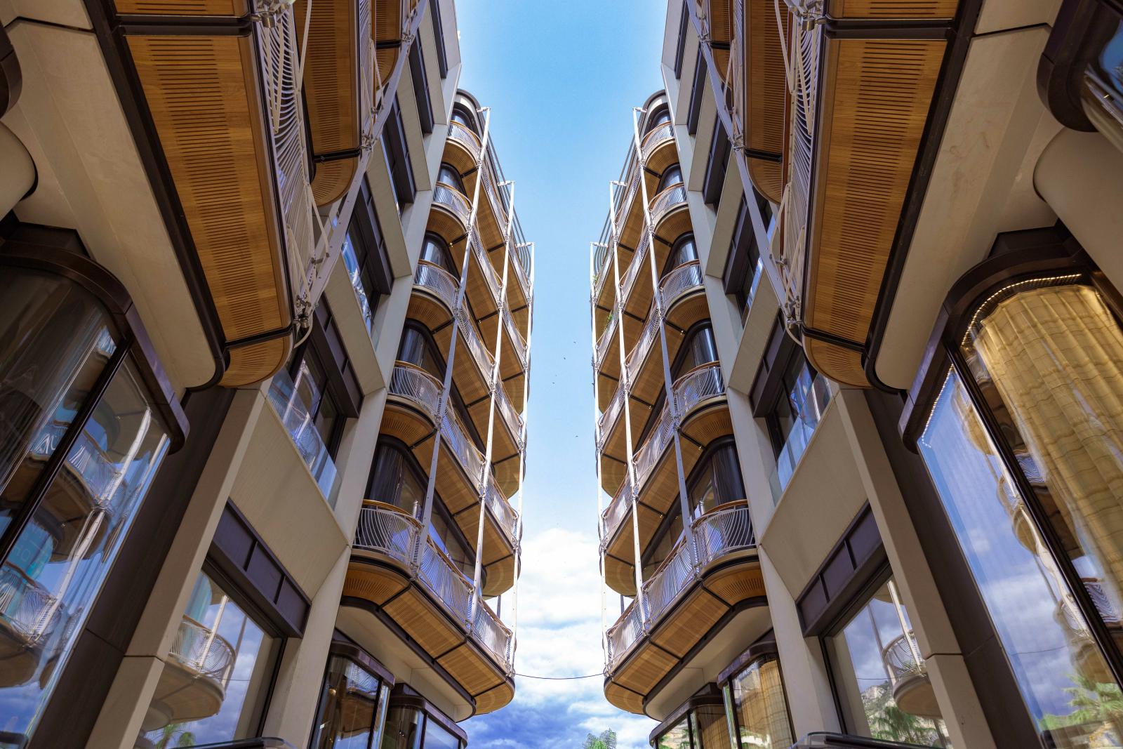 LUXUEUX FULL FLOOR - CARRE D'OR