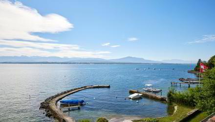 Propriété pieds-dans-l'eau avec plage et port proche du centre, Nyon