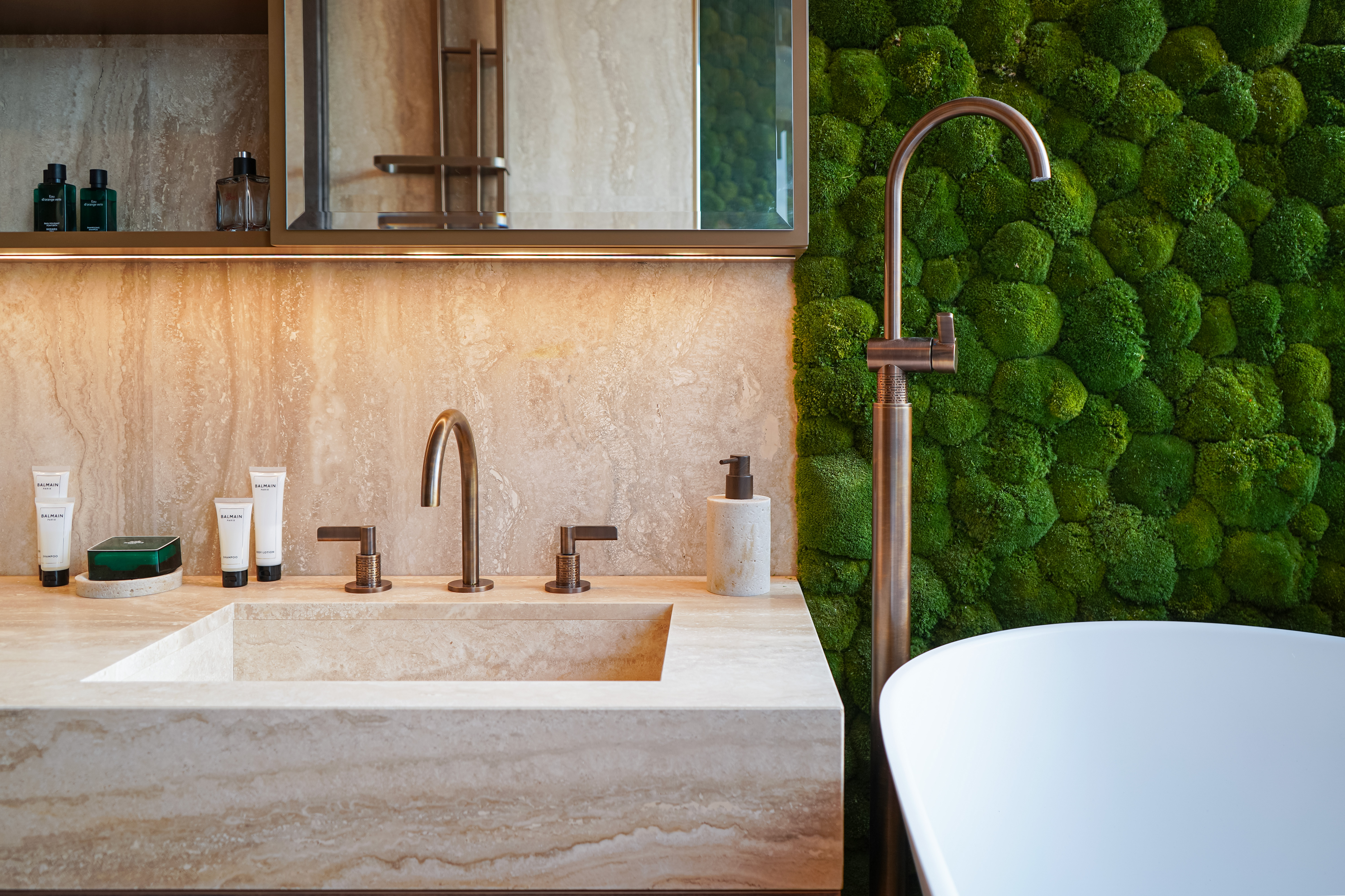 fUMcj_sdb-chambre-master-bis-chateau-perigord-barnes-valeri-agency-monaco-1767802222.jpg