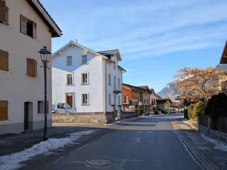 Plan-Conthey, renoviertes 2.5-Zimmer-Apartment mit Parkplatz in der Nähe aller Annehmlichkeiten