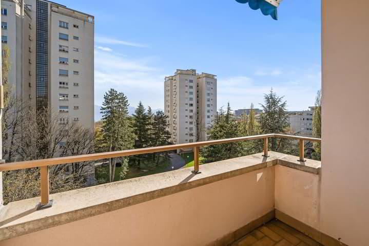 Bel appartement baigné de lumière, idéalement situé, offrant un fort...