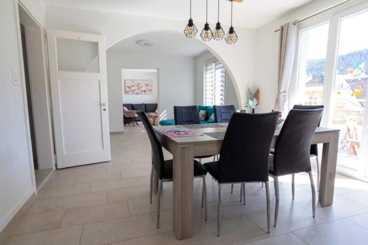 Helles 5,5-Zimmer-Apartment mit Balkonen in einem Haus mit Aufzug