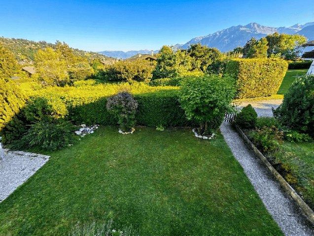 5-Room Chalet with Mountain Views in Blûche