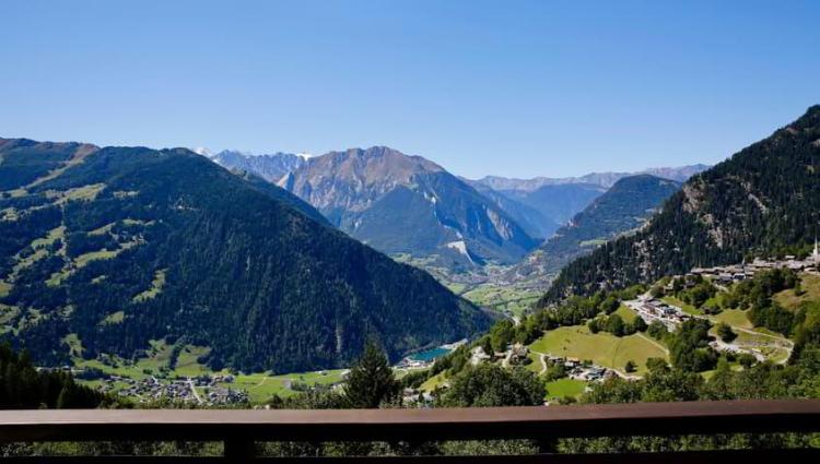 A bright 3 bedroom apartment, with panoramic views over the valley