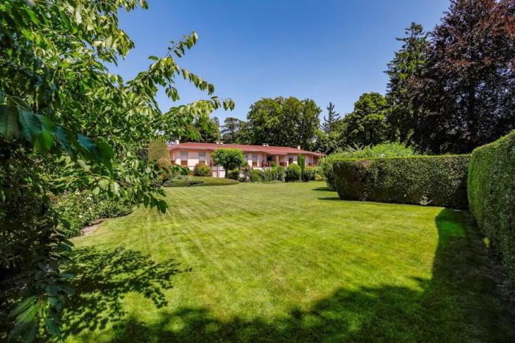 A saisir : Belle villa contiguë dans un parc proche des commodités.