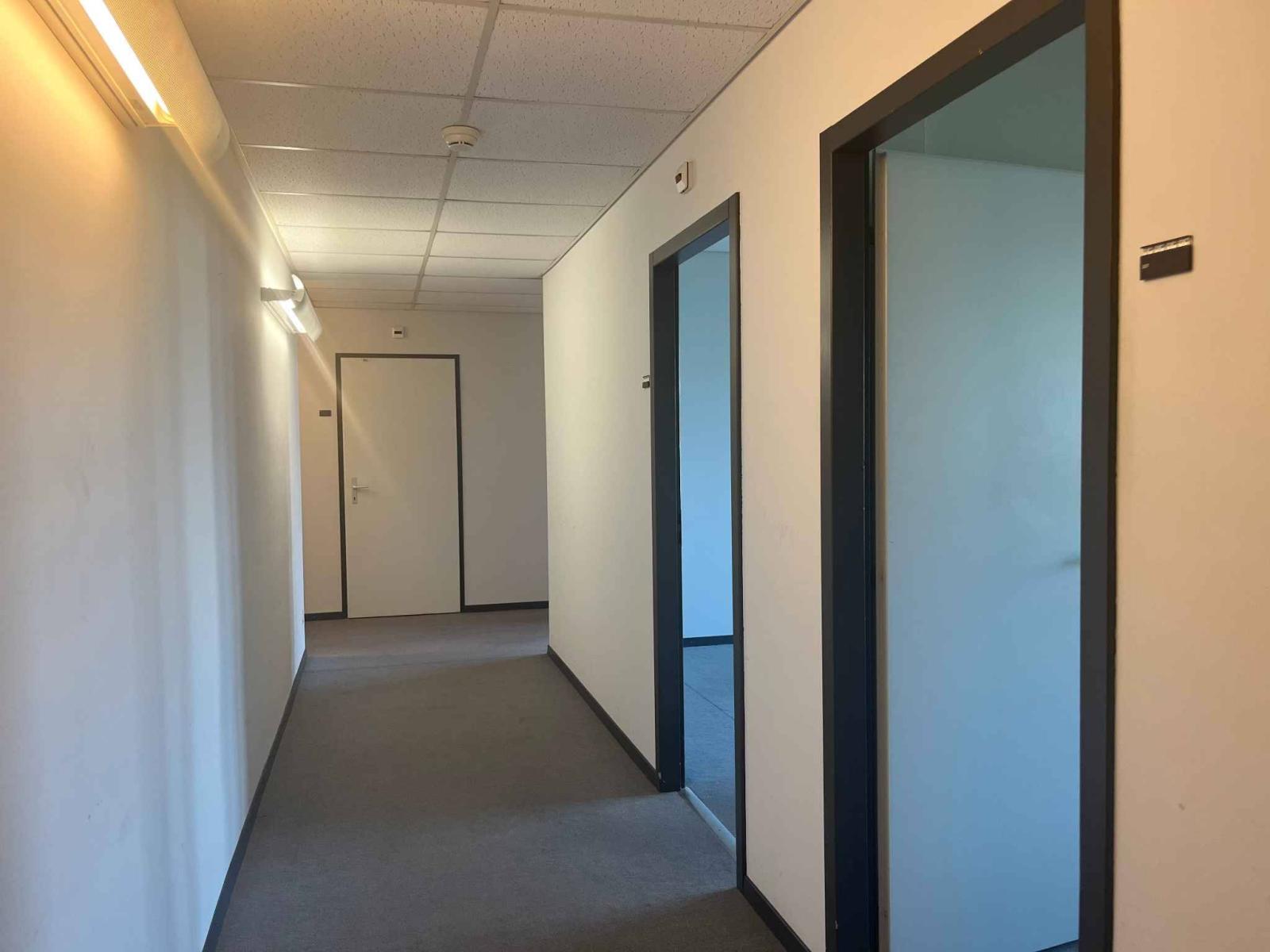 Bureaux de 240m2 lumineux à proximité de l'aéroport et de la Place des Nations