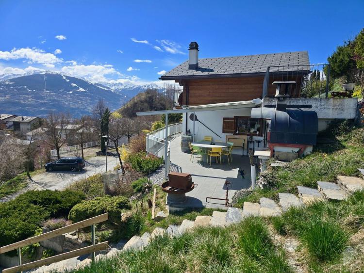 Magnifique chalet situé dans un quartier résidentiel de Blignou