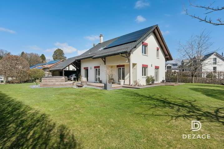 Vaste villa familiale aux portes de Lausanne : grand jardin plat et...