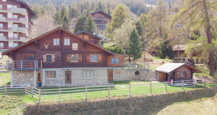 Grand chalet de trois logements au centre de la Tzoumaz