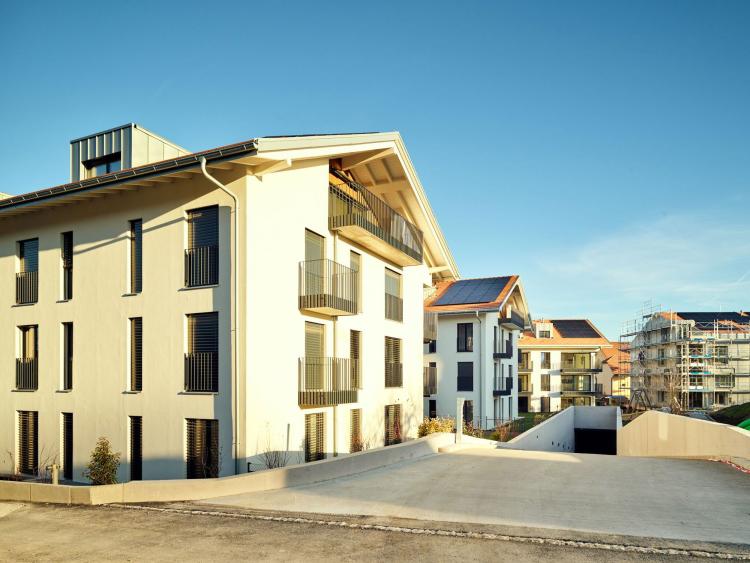 Beau 3.5 mansardé avec grande baie vitrée sur balcon protégé